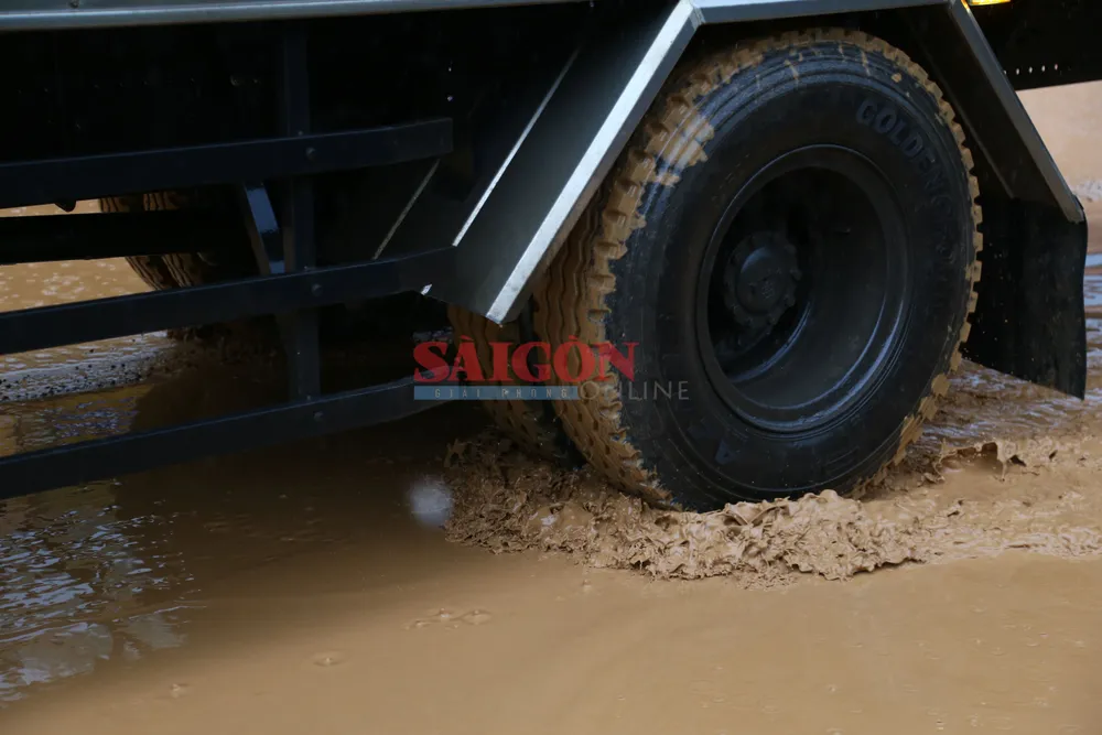 Đồng thời, cắt cử người điều tiết giao thông, đảm bảo an toàn cho các phương tiện di chuyển qua đoạn sạt lở