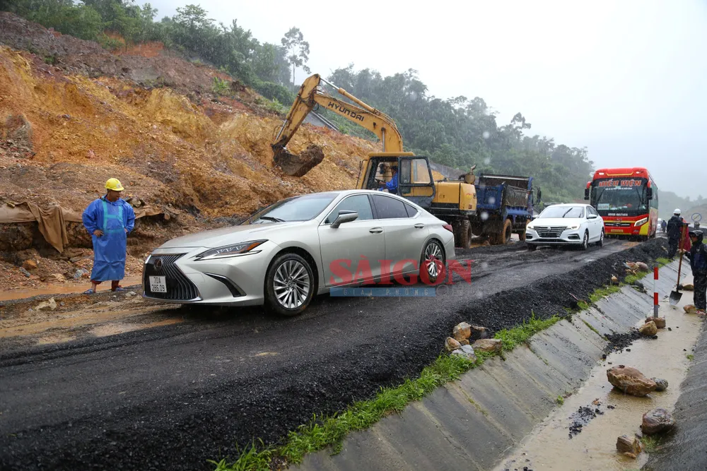 Đất đá chắn ngang hơn nửa đường, các phương tiện phải xếp hàng dài khi đi qua khu vực này
