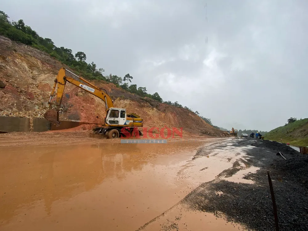Theo dự báo, đêm 14-11 và ngày 15-11, tại Đà Nẵng tiếp tục có mưa vừa, mưa to đến rất to nên việc khắc phục sạt lở sẽ gặp nhiều khó khăn