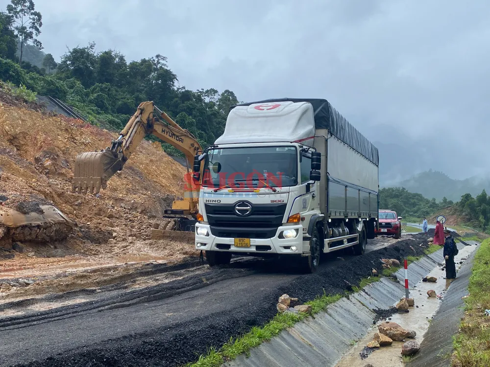 Theo ông Nguyễn Thanh Bình, Phó Giám đốc Khu Quản lý đường bộ III (Cục Đường bộ Việt Nam), ngay sau khi xuất hiện sạt lở trên cao tốc La Sơn - Túy Loan, Văn phòng Quản lý đường bộ III.1, Khu Quản lý đường bộ III đã chỉ đạo đơn vị quản lý, bảo trì bố trí công nhân, điều động máy móc để xúc dọn đất đá