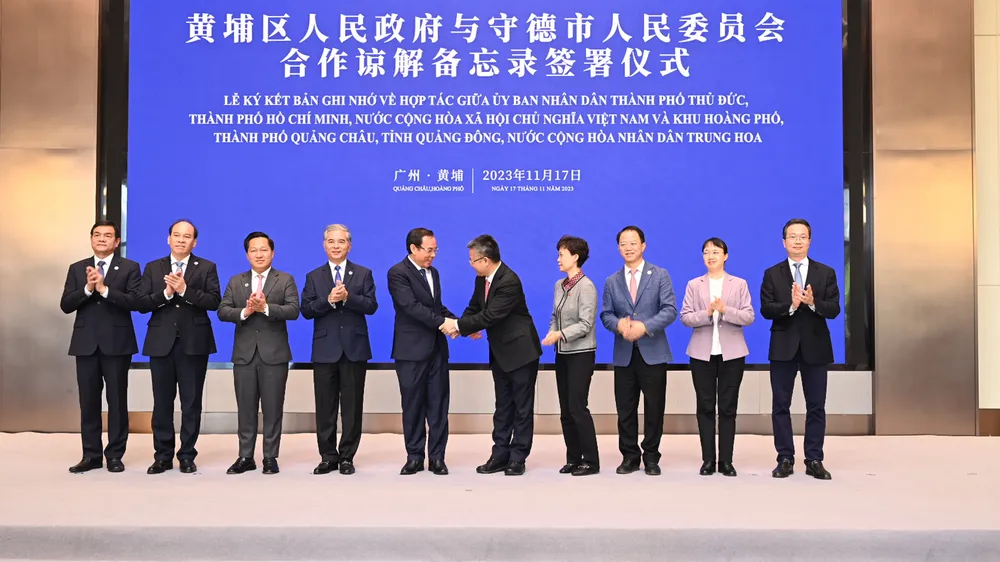 Bí thư Thành ủy TPHCM Nguyễn Văn Nên cùng các đồng chí trong đoàn chúc mừng lễ ký kết thành công. Ảnh: VĂN MINH Bí thư Thành ủy TPHCM Nguyễn Văn Nên cùng các đồng chí trong đoàn chúc mừng lễ ký kết thành công. Ảnh: VĂN MINH