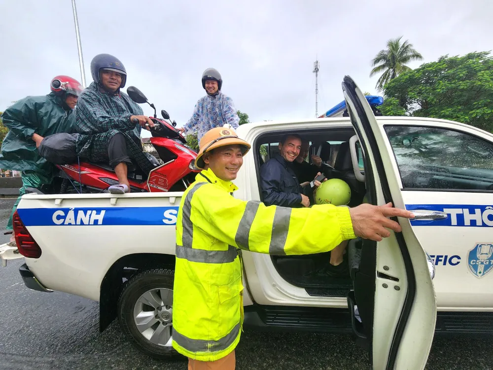 Tăng bo giúp người dân và du khách đi qua quốc lộ 1A ngập lụt