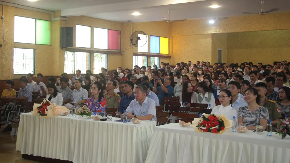 Đông đảo giáo viên tham gia buổi tập huấn Đông đảo giáo viên tham gia buổi tập huấn