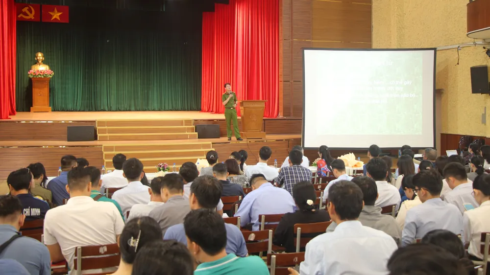 Đại diện Công an TPHCM nhấn mạnh tầm quan trọng của việc tuyên truyền tác hại của các chất gây nghiện trong trường học Đại diện Công an TPHCM nhấn mạnh tầm quan trọng của việc tuyên truyền tác hại của các chất gây nghiện trong trường học