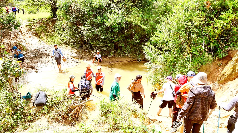 Du khách phải vượt qua nhiều khe suối, địa hình phức tạp trên cung đường Tà Năng - Phan Dũng