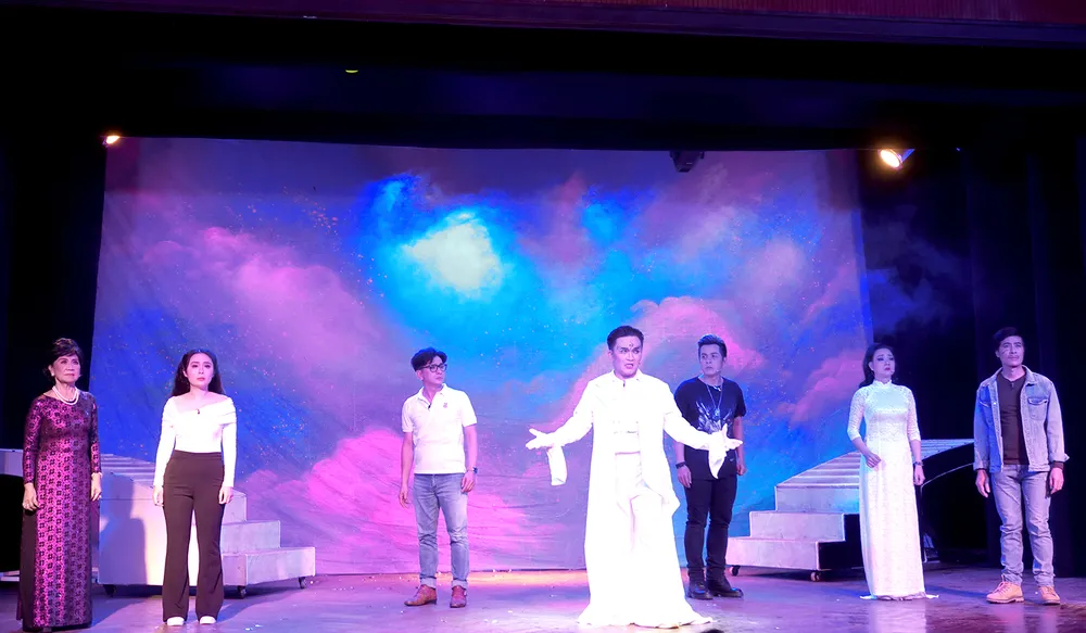 Các diễn viên tham gia vở kịch Hé-lô ông Thần! tập luyện Các diễn viên tham gia vở kịch Hé-lô ông Thần! tập luyện