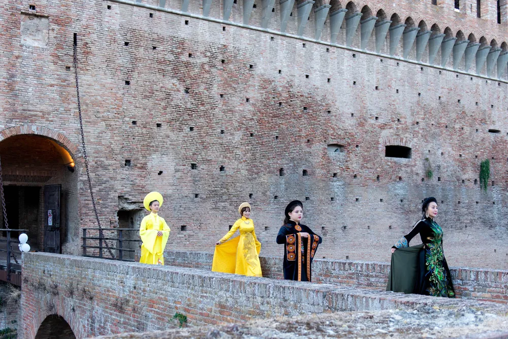 Tập luyện trình diễn áo dài tại Bologna chuẩn bị cho chương trình Sắc màu Việt Nam Tập luyện trình diễn áo dài tại Bologna chuẩn bị cho chương trình Sắc màu Việt Nam