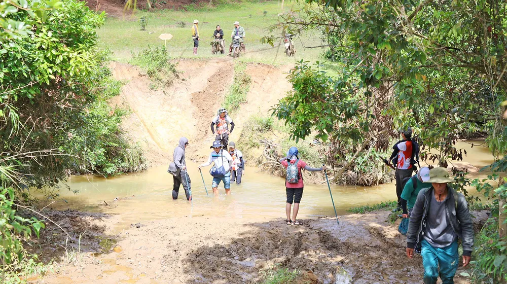 Hướng dẫn viên là người bản địa hỗ trợ du khách vượt qua những đoạn đường phức tạp