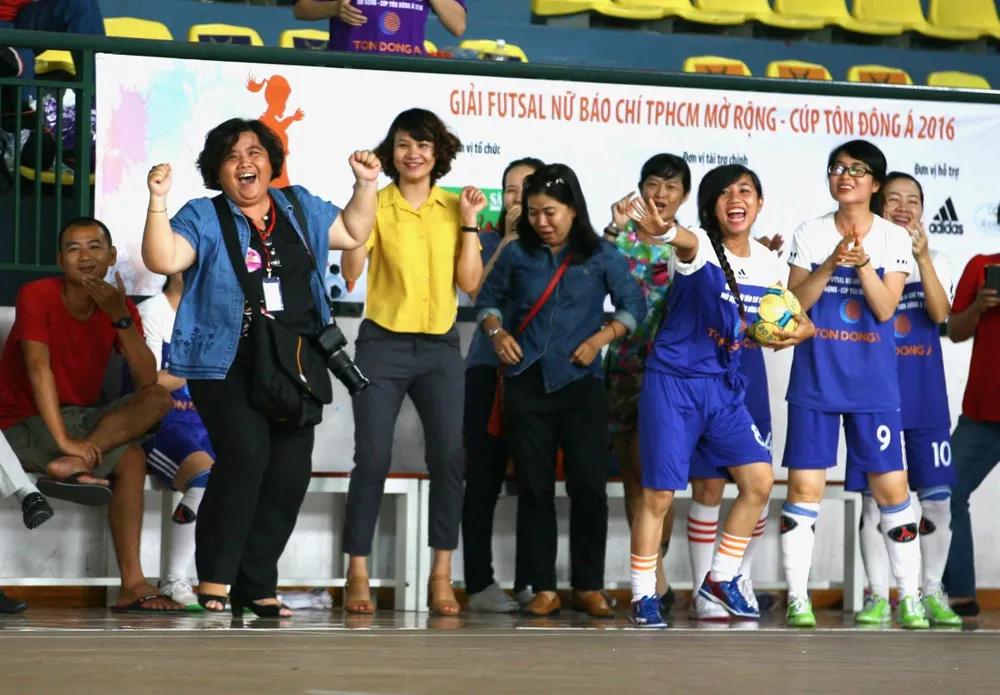 Nhà báo Bùi Thạch Thảo (thứ hai từ trái sang) luôn năng nổ, nhiệt huyết trong hoạt động phong trào Nhà báo Bùi Thạch Thảo (thứ hai từ trái sang) luôn năng nổ, nhiệt huyết trong hoạt động phong trào