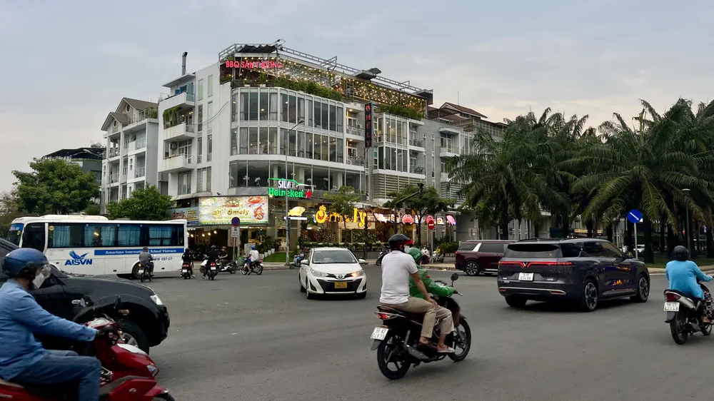 Nhiều nhà hàng trang trí đẹp nằm trong khu dân cư Trung Sơn, Bình Chánh. Ảnh: HOÀNG HÙNG Nhiều nhà hàng trang trí đẹp nằm trong khu dân cư Trung Sơn, Bình Chánh. Ảnh: HOÀNG HÙNG