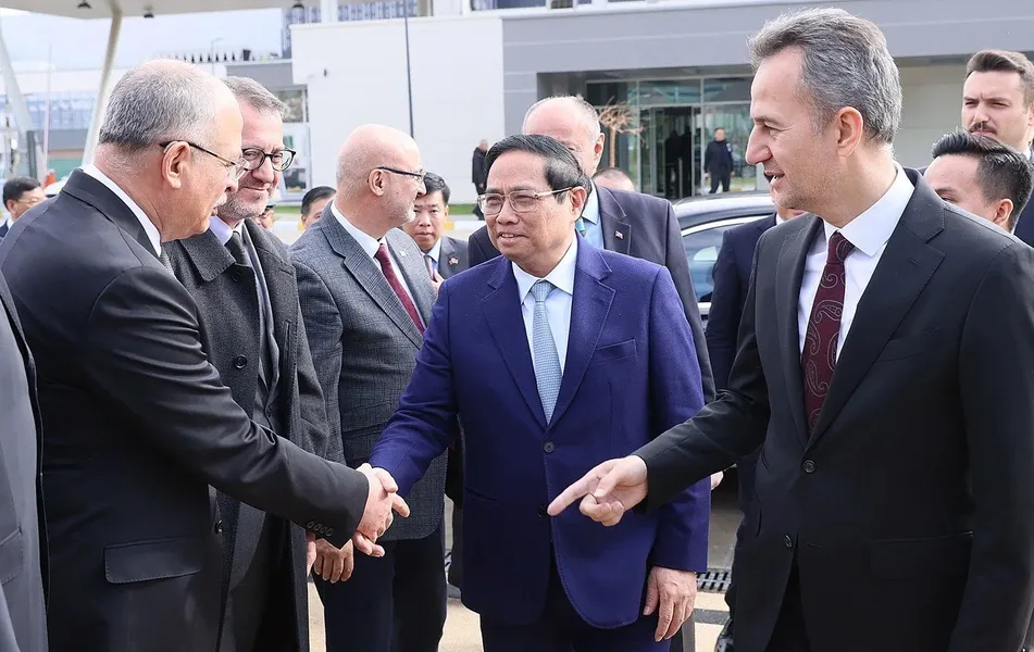 Thủ tướng Phạm Minh Chính thăm Tập đoàn Công nghiệp Hàng không Vũ trụ Thổ Nhĩ Kỳ. Ảnh: TTXVN Thủ tướng Phạm Minh Chính thăm Tập đoàn Công nghiệp Hàng không Vũ trụ Thổ Nhĩ Kỳ. Ảnh: TTXVN