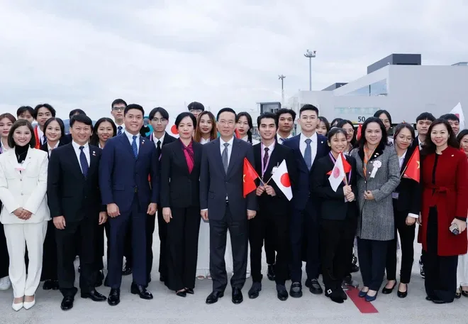 Cán bộ, nhân viên Tổng Lãnh sự quán và cộng đồng người Việt Nam tại Fukuoka tiễn Chủ tịch nước Võ Văn Thưởng và Phu nhân tại Sân bay Quốc tế Fukuoka. Ảnh: TTXVN