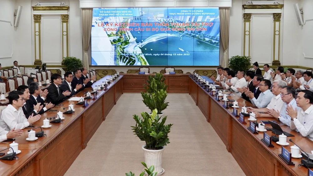 Lễ ký kết biên bản thoả thuận tài trợ công trình cầu đi bộ qua sông Sài Gòn. Ảnh: HOÀNG HÙNG 6hh00176-le-ky-ket-bien-ban-thoa-thuan-tai-tro-cong-trinh-cau-di-bo-qua-song-sai-gon-anh-hoang-hung-8354.jpg