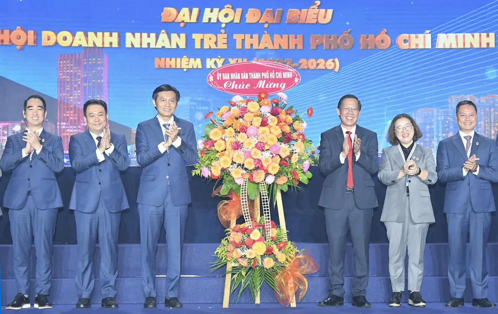 Đồng chí Phan Văn Mãi tặng hoa chúc mừng đại hội. Ảnh: VIỆT DŨNG viber-image-2023-12-12-17-01-12-689-3531-rotate-237.jpg