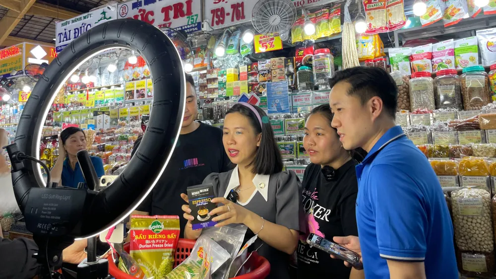 Phiên livestream bán nông sản Việt tại chợ Bến Thành (TPHCM) khá hiệu quả, khách “chốt” đơn hàng liên tục cn1a-920-891.jpg