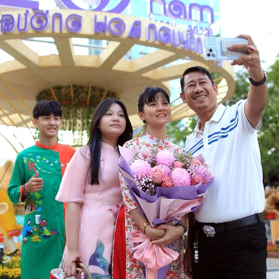 Cân đối quan hệ với bạn bè cũng góp phần không nhỏ gìn giữ hạnh phúc gia đình. Ảnh: DŨNG PHƯƠNG cn4-mai-am-6409-2952.jpg