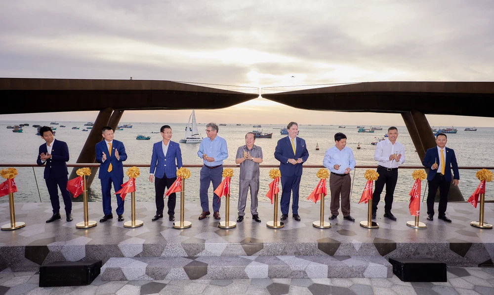 Chiều 22-12, Cầu Hôn - công trình được du khách mong đợi, chính thức được khánh thành tại Sunset Town, Phú Quốc khai-truong-cau-hon-7170.jpg