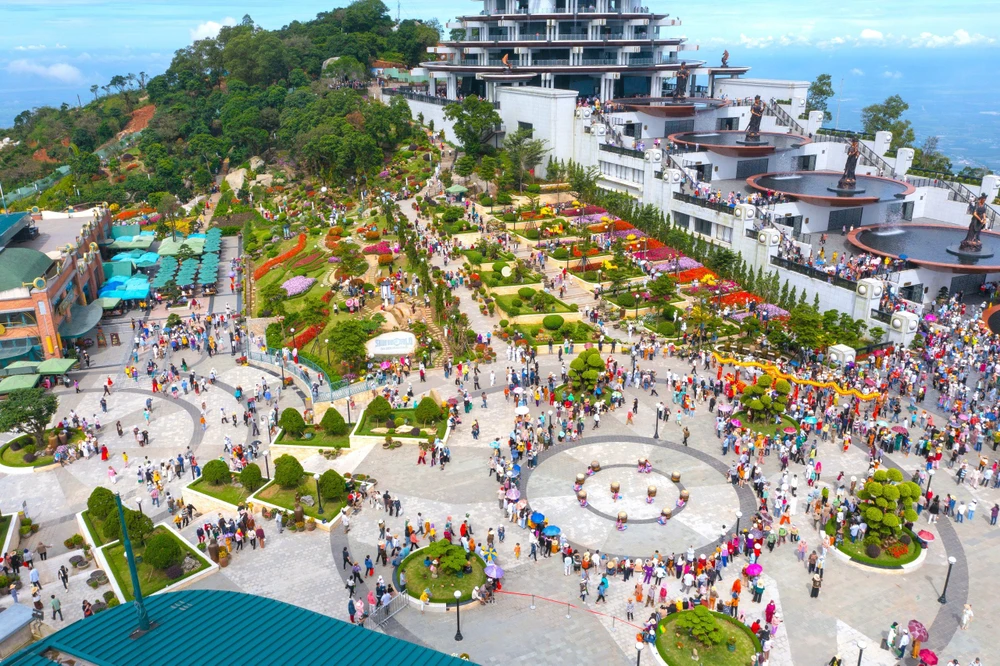 Cáp treo Sun World Ba Den Mountain chuẩn bị chạm dấu mốc đón 5 triệu lượt khách. Ảnh: SUN WORLD BA DEN MOUNTAIN dong-du-khach-tren-nui-7890.jpg