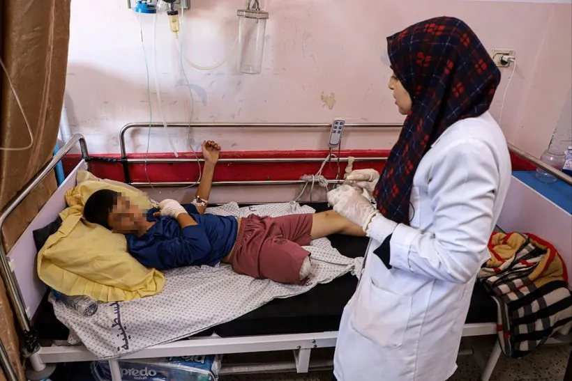Một em nhỏ bị thương được điều trị tại bệnh viện ở Dải Gaza. Ảnh: THX/TTXVN ttxvn-2311-benh-vien-gaza-2-9081-4355.jpg