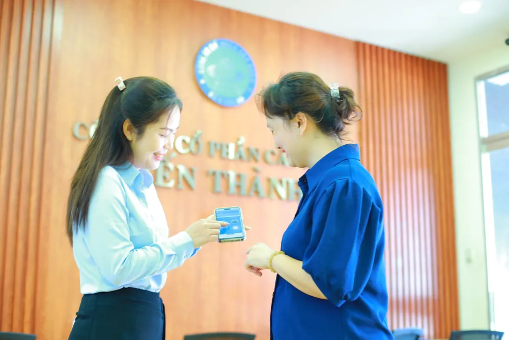 Nhân viên Công ty CP Cấp nước Bến Thành hướng dẫn khách hàng đăng ký định mức nước online xhh-7a-7701.jpg