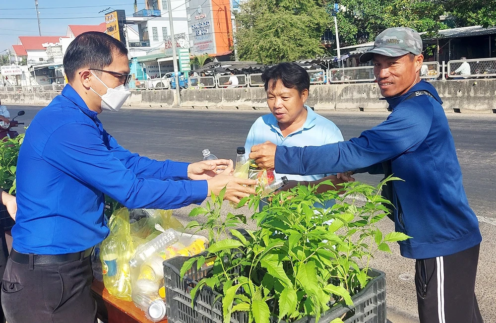 Đổi rác thải nhựa lấy cây xanh