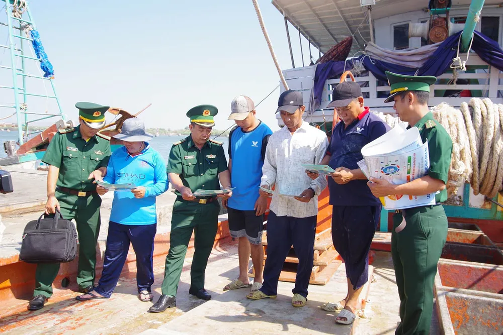 Lực lượng Bộ đội Biên phòng Bà Rịa - Vũng Tàu cấp phát tờ rơi và tuyên truyền chống khai thác IUU cho bà con ngư dân TP Vũng Tàu. Ảnh: NÔNG NGÂN F7b.jpg