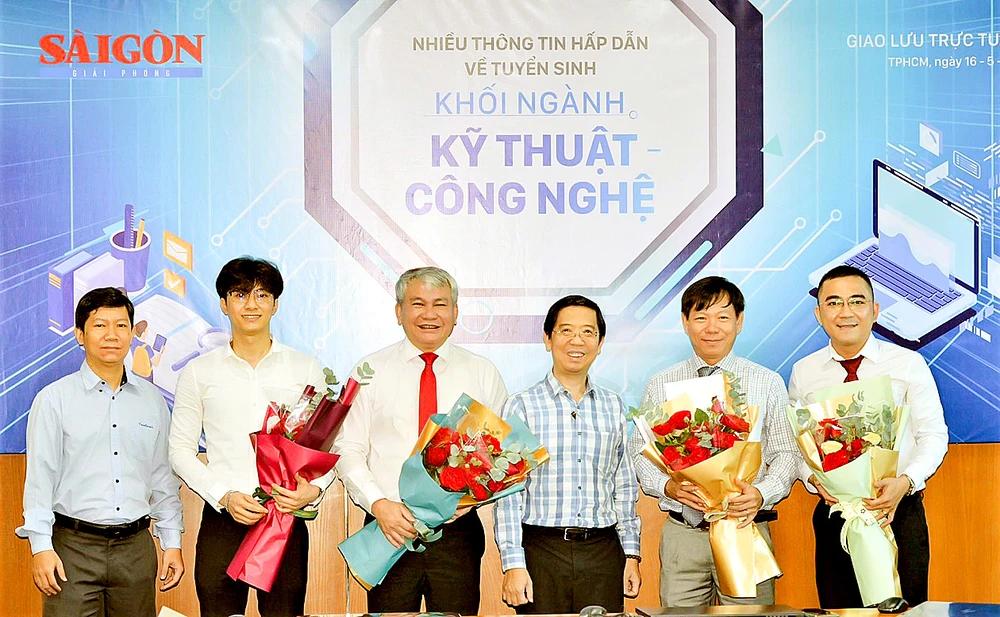 Nhà báo Nguyễn Thành Lợi, Phó Tổng Biên tập thường trực Báo SGGP (thứ 3 từ phải sang) tặng hoa các khách mời tham gia buổi giao lưu trực tuyến. Ảnh: THANH HÙNG