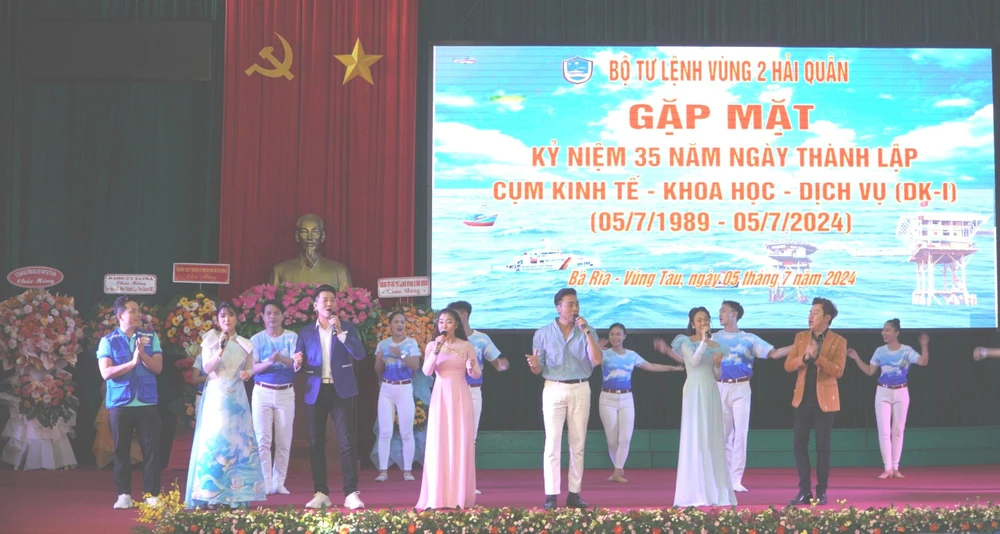 Chương trình văn nghệ do các nghệ sĩ đến từ TPHCM thể hiện tại buổi gặp mặt kỷ niệm 35 năm ngày thành lập Tiểu đoàn DK1