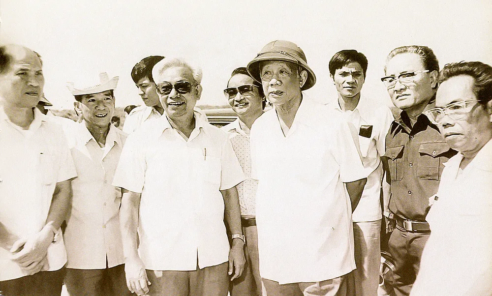 Tổng Bí thư Lê Duẩn thăm công trường thủy điện Trị An, tỉnh Đồng Nai, năm 1984 L7a.jpg