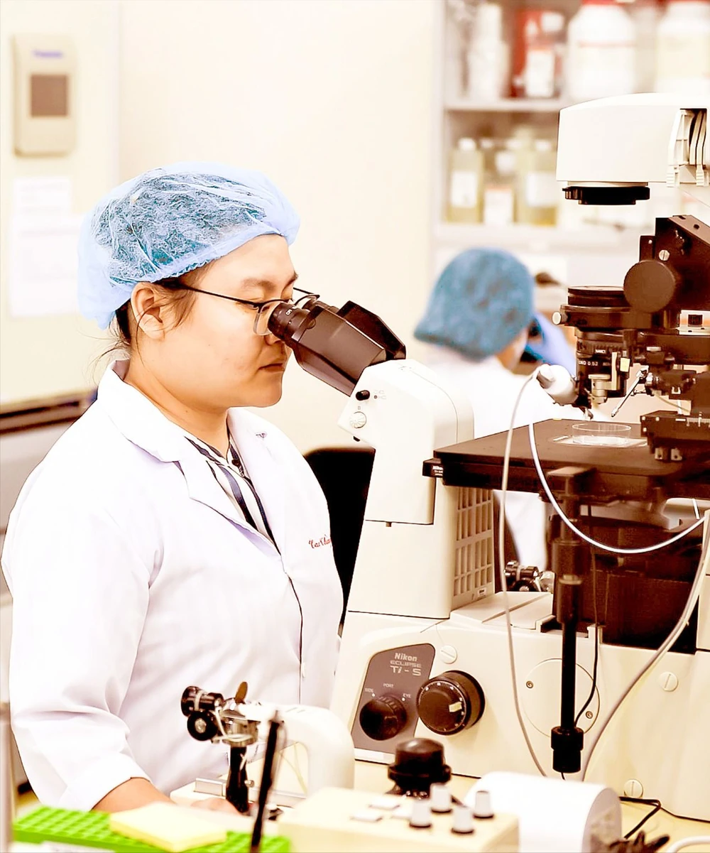 Sinh viên ngành Công nghệ sinh học Trường ĐH Quốc tế (ĐHQG TPHCM) học thực hành tại phòng thí nghiệm Ảnh: THANH HÙNG G1a.jpg