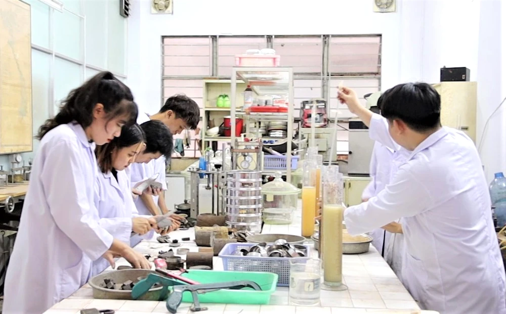 Sinh viên ngành Kỹ thuật địa chất Trường ĐH Khoa học Tự nhiên (ĐHQG TPHCM) trong giờ học thực hành Sinh viên ngành Kỹ thuật địa chất Trường ĐH Khoa học Tự nhiên (ĐHQG TPHCM) trong giờ học thực hành