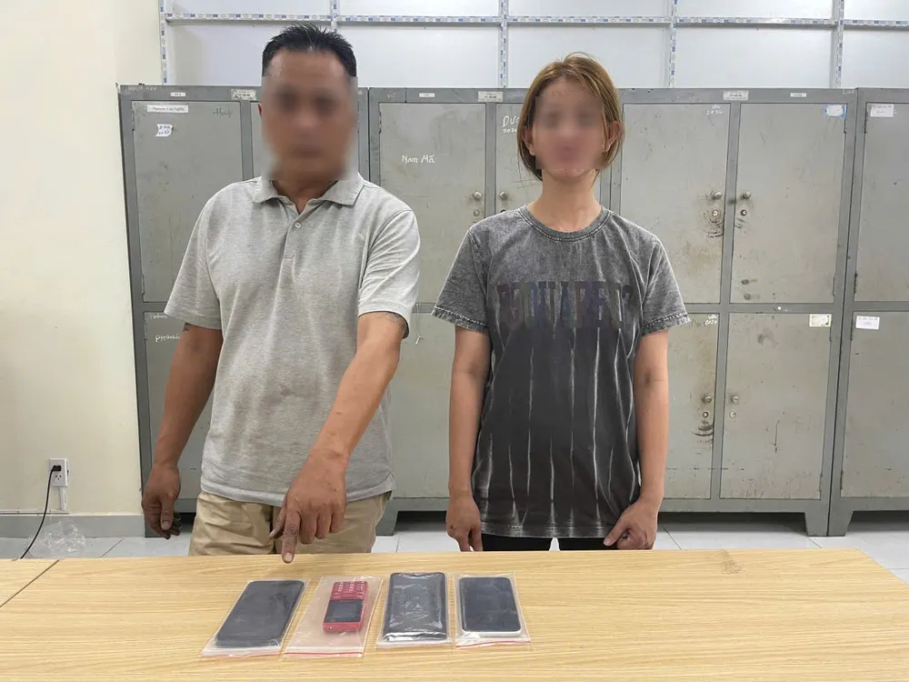 Phạm Đình Chương và Nguyễn Lâm Cẩm Vân (từ trái qua phải) tại cơ quan công an 8ca4aecf6b28cf769639-8733.jpg