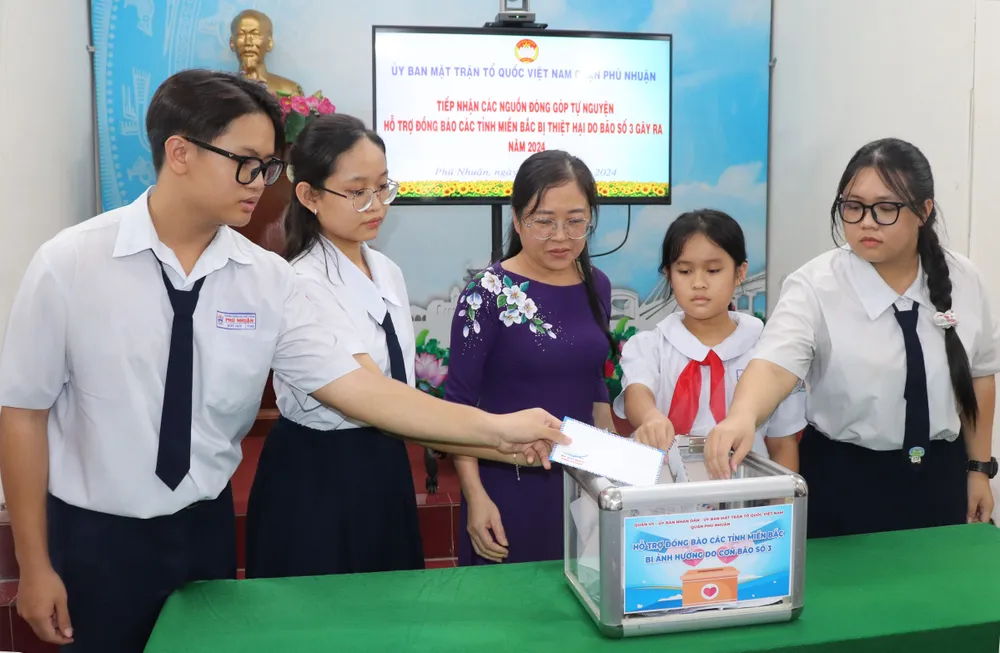 Giáo viên và học sinh tại quận Phú Nhuận đóng góp ủng hộ vùng bão lũ Giáo viên và học sinh tại quận Phú Nhuận đóng góp ủng hộ bạn vùng bão lũ.JPG