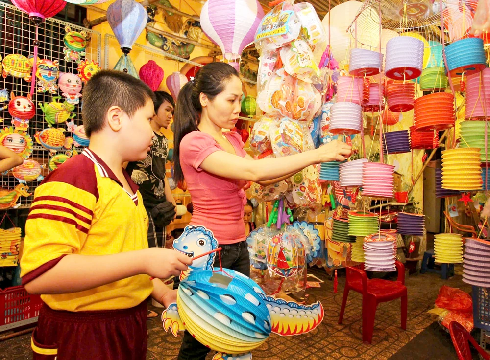 Chọn mua đèn rước đêm Trung thu. Ảnh: DŨNG PHƯƠNG CN4d.jpg