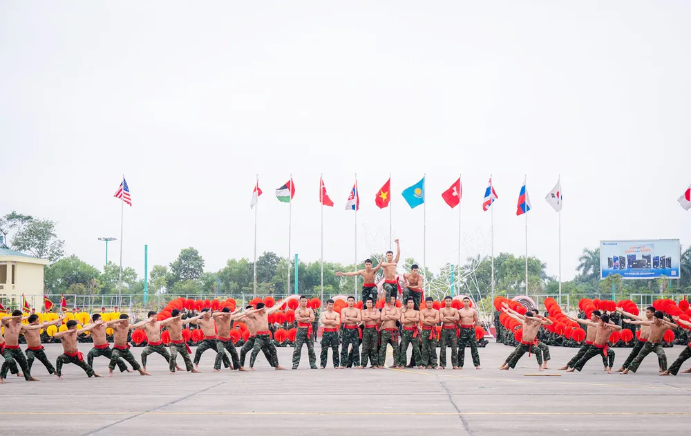 Anh6-Anh huan luyen Trien lam QPVN 8.jpg