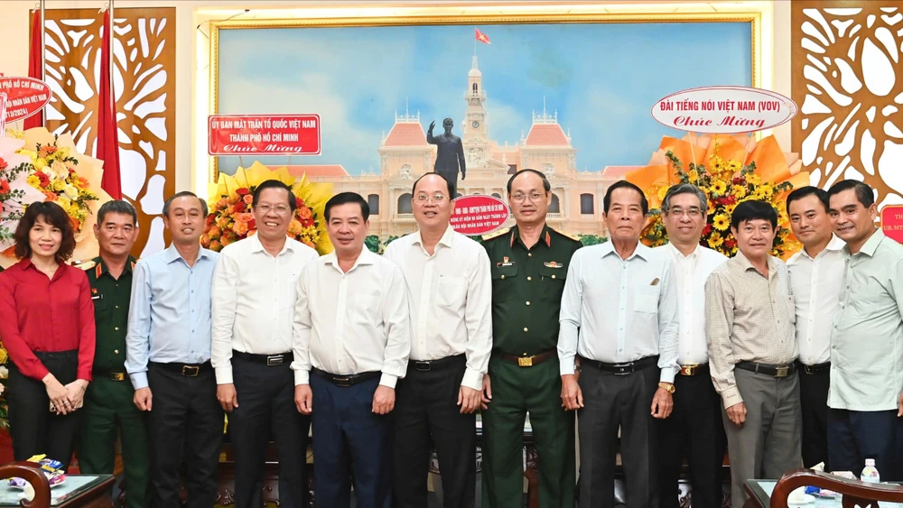 Lãnh đạo TPHCM thăm, chúc mừng Bộ Tư lệnh Thành phố. Ảnh: VIỆT DŨNG z6149655330461_b606ce5b7074173aa8b99b2f28b3654b.jpg