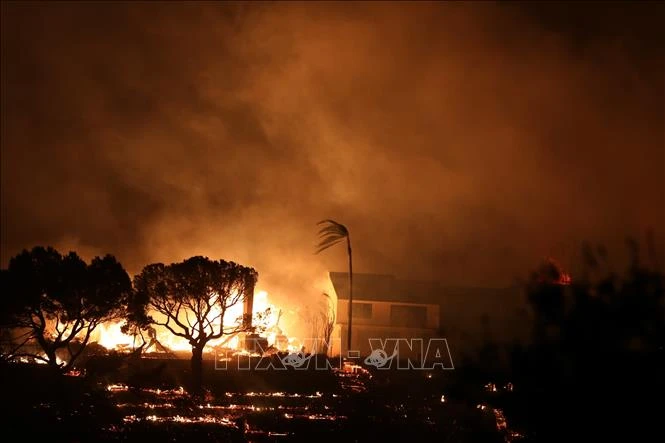 Ngôi nhà bị thiêu rụi trong đám cháy rừng tại Pacific Palisades, Los Angeles, California, Mỹ, ngày 7-1-2025. Ảnh: THX/TTXVN