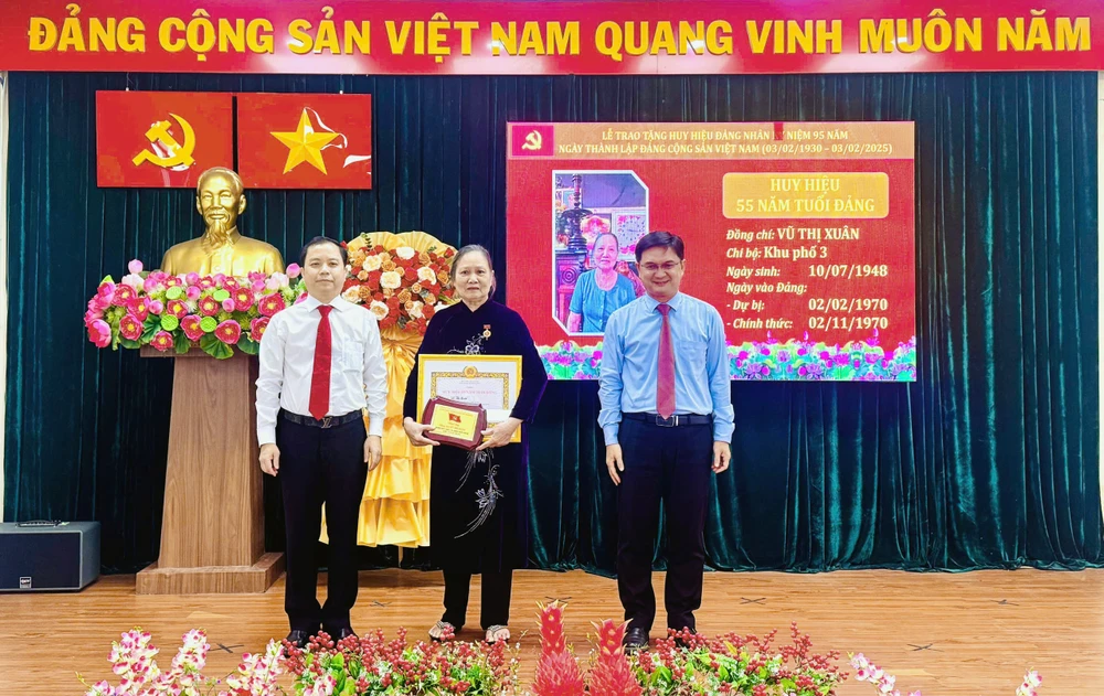 Trưởng Ban Dân vận Thành ủy TPHCM Nguyễn Mạnh Cường cùng Bí thư Quận ủy quận 6 Ma Xuân Việt trao Huy hiệu Đảng đến đảng viên cao tuổi ở phường 10 (quận 6)