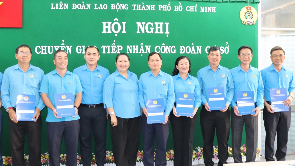 Trao quyết định chuyển giao, tiếp nhận CĐCS giữa các công đoàn cấp trên trực thuộc hệ thống Công đoàn TPHCM