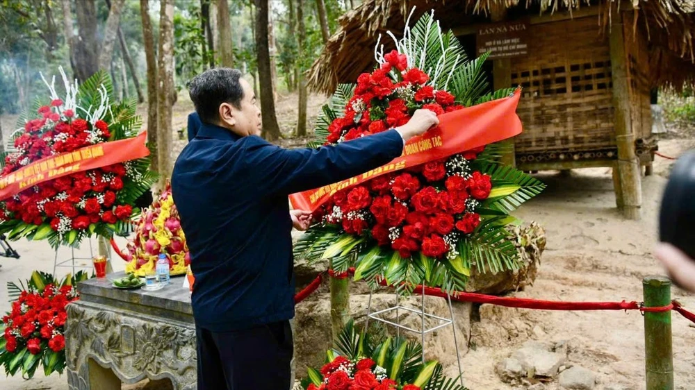 Chủ tịch Quốc hội dâng hương tưởng nhớ Chủ tịch Hồ Chí Minh tại Khu Di tích lịch sử quốc gia đặc biệt Tân Trào