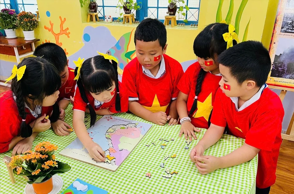 Học sinh lớp 1/1, Trường Tiểu học An Lạc 3 (quận Bình Tân, TPHCM) tham gia hoạt động kỷ niệm Ngày giải phóng miền Nam, thống nhất đất nước G4c.jpg