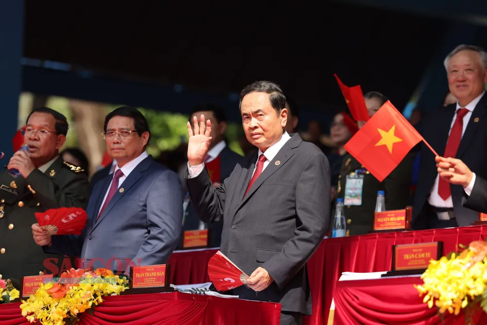 Chủ tịch Quốc hội Trần Thanh Mẫn vẫy tay chào khối diễu binh, diễu hành tiến vào lễ đài.jpg