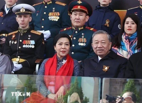 Tổng Bí thư Tô Lâm và Phu nhân dự Lễ duyệt binh Kỷ niệm 80 năm Ngày Chiến thắng trong Chiến tranh Vệ quốc vĩ đại. Ảnh: TTXVN IMG_0515.png