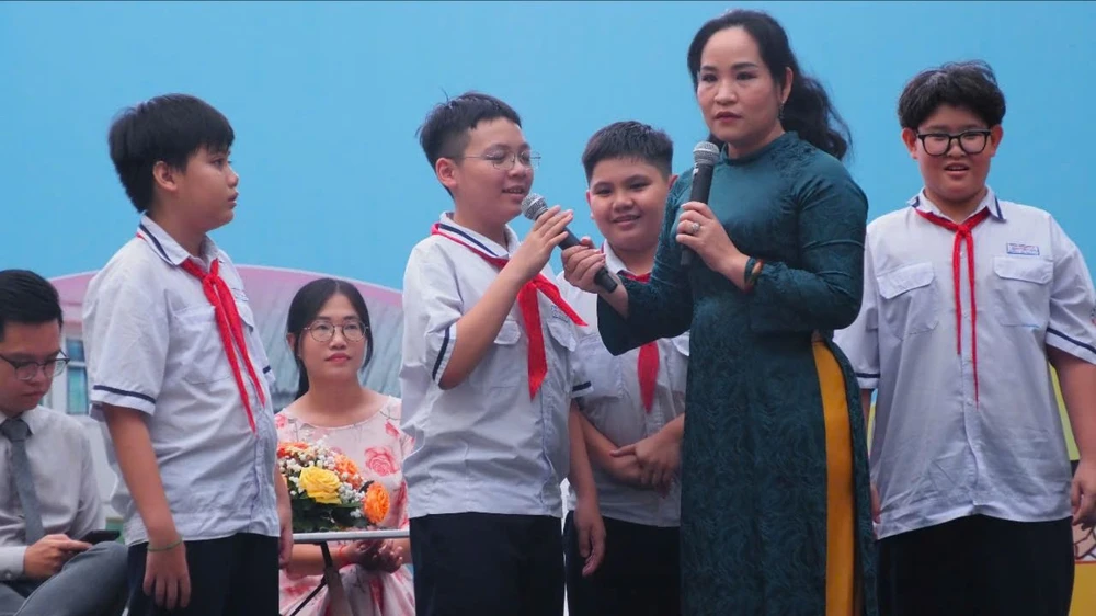 Học sinh Trường THCS Nguyễn Du (quận 1, TPHCM) tham gia buổi sinh hoạt chuyên đề về bạo lực học đường Ảnh: MINH QUÂN L4b.jpg