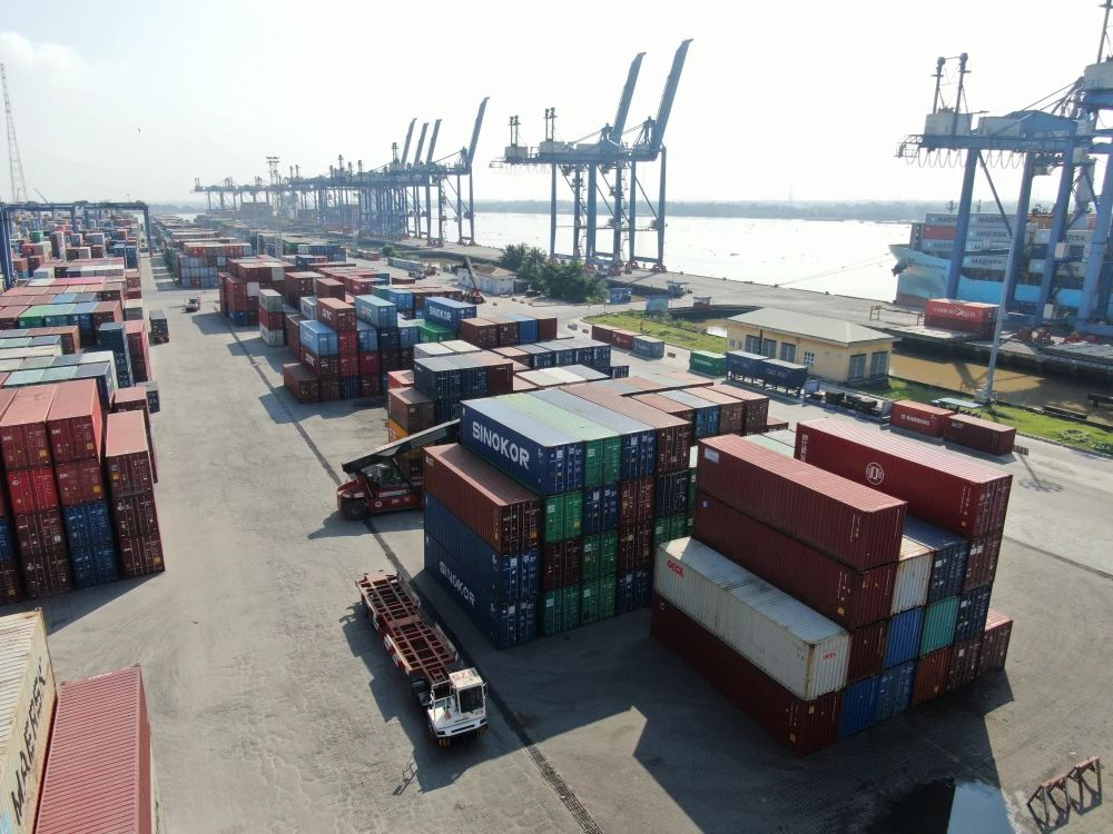 Hoạt động xếp dỡ container hàng hóa xuất khẩu tại cảng Cát Lái, TPHCM - đầu mối quan trọng trong chuỗi logistics L5c.jpg