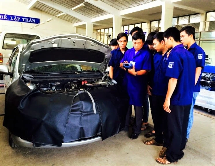 Sinh viên ngành Công nghệ kỹ thuật ô tô thực hành ky_thuat_o_to_2.jpg