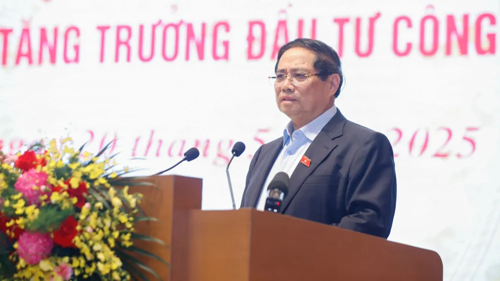 Thủ tướng Phạm Minh Chính chủ trì hội nghị thúc đẩy động lực tăng trưởng đầu tư công năm 2025, sáng 20-5. Ảnh: VIẾT CHUNG