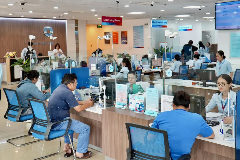 Khách hàng giao dịch tại chi nhánh một ngân hàng thương mại ở TPHCM Ảnh: HOÀNG HÙNG X1a.jpg