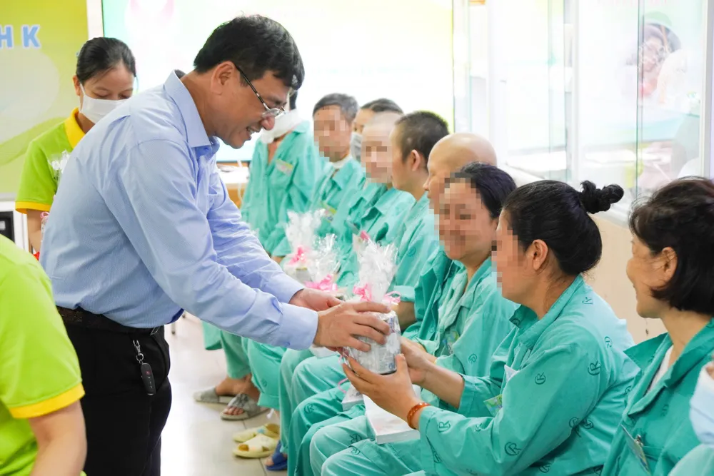 Bác sĩ tặng quà cho người bệnh ung thư của Bệnh viện Chợ Rẫy trong một buổi sinh hoạt giúp nâng cao kiến thức, nâng đỡ tinh thần người bệnh X4b.jpg