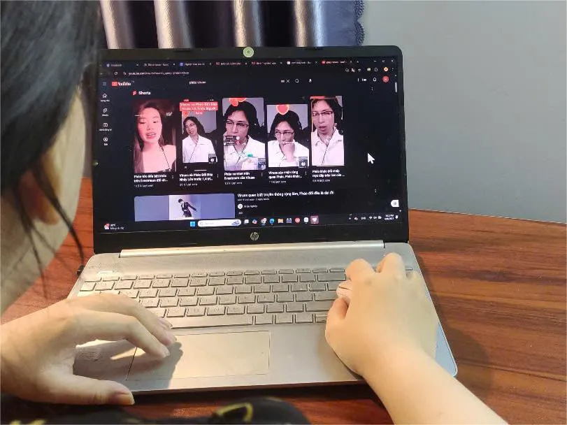 Young people watch dramas online X6A.jpg